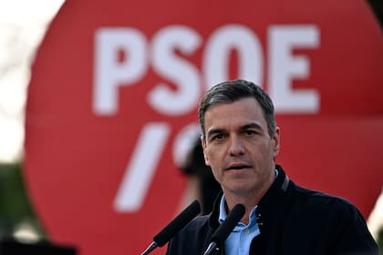 El presidente del Gobierno español, Pedro Sánchez, habla durante una reunión electoral de los líderes del Partido Socialista de España (PSOE) en Madrid el 25 de mayo de 2023 antes de las elecciones regionales y municipales del 28 de mayo.