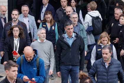 El presidente del gobierno español, Pedro Sánchez (c), junto al ministro del Interior, Fernando Grande Marlaska (segundo izquierda) en el Centro de Emergencias de la Generalitat valenciana, en l'Eliana (Valencia), desde el que se coordina la emergencia por la dana EFE/Kai Forsterling