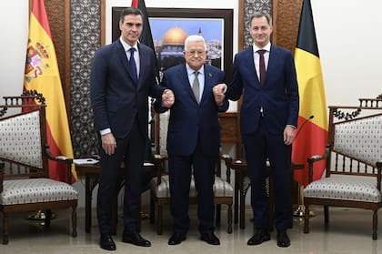 El presidente del gobierno español, Pedro Sánchez, junto al primer ministro de Bélgica, Alexander De Croo, y el presidente de la Autoridad Nacional Palestina, Mahmoud Abbas, en la sede e la Autoridad Nacional de Palestina, en Ramallah (Archivo)