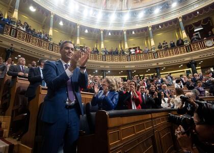 El presidente del gobierno, Pedro Sánchez, es aplaudido tras finalizar la segunda sesión del debate de investidura en el Congreso de los Diputados, en Madrid. (Eduardo Parra - Europa Press)