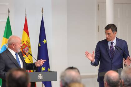 El presidente del gobierno, Pedro Sánchez, junto al presidente de Brasil, Lula da Silva, en el Palacio de La Moncloa, el 26 de abril de 2023. Jesús Hellín - Europa Press