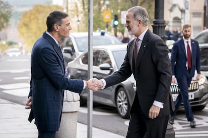 El presidente del gobierno, Pedro Sánchez, y el Rey Felipe VI se saludan al llegar al Palacio de Consejos, a 1 de diciembre de 2025