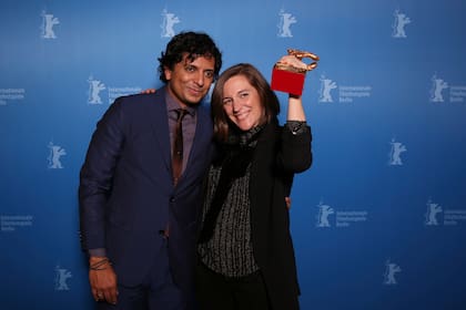 El presidente del jurado de la Berlinale 2022 M. Night Shyamalan, junto a la directora y guionista española Carla Simón