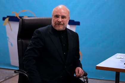 El presidente del parlamento iraní, el estricto Mohammad Bagher Qalibaf, se sienta mientras registra su nombre como candidato para las elecciones presidenciales del 28 de junio en el Ministerio del Interior, en Teherán, Irán, el lunes 3 de junio de 2024. (AP Foto/Vahid Salemi)