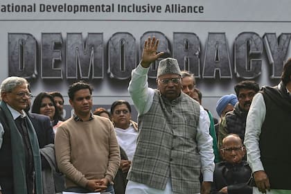 El presidente del Partido del Congreso de la India, Mallikarjun Kharge, junto con otros miembros del Parlamento, participa en una protesta en Nueva Delhi el 22 de diciembre de 2023 contra la suspensión de legisladores pertenecientes a una agrupación opositora.