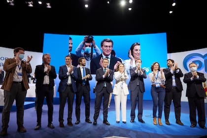 El presidente del partido del PP, Alberto Núñez Feijóo, (c) posa tras su intervención junto al presidente de la Castilla y León, Alfonso Pérez Mañuecos (i), el consejero de Presidencia de la Junta de Andalucía y Coordinador General del PP, Elías Bendodo, (2i), el presidente de la Junta de Andalucía, Juanma Moreno, (3i) el presidente saliente del Partido Popular, Pablo Casado, (4i) la Secretaria General del Partido Popular, Cuca Gamarra (4d) el expresidente del gobierno, Mariano Rajoy, (3d) la presidenta de la Comunidad de Madrid, Isabel Díaz Ayuso, (3d) el presidente de Murcia, Fernando López Miras, (2d) y el presidente de Ceuta, Juan Jesús Vivas, (d)