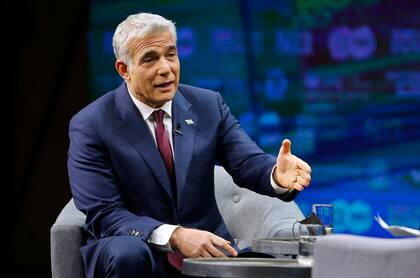 El presidente del partido Yesh Atid de Israel, Yair Lapid, habla durante una entrevista en la "Conferencia de Influencers" del canal líder de noticias israelí "12" en Jerusalén el 7 de marzo de 2021, antes de las elecciones generales del 23 de marzo. Lapid, un ex presentador de noticias en horario estelar que alguna vez fue conocido en gran parte por su buena apariencia cincelada, se convirtió en uno de los rivales  más fuertes del exprimer ministro Benjamin Netanyahu