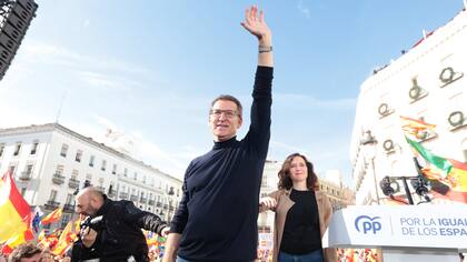 El presidente del PP, Alberto Núñez Feijóo, saluda durante una manifestación contra la amnistía, en la Puerta del Sol, a 12 de noviembre de 2023, en Madrid España