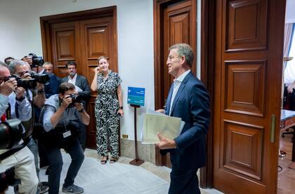 El presidente del PP, Alberto Núñez Feijóo, tras presentar sus credenciales en el Congreso, a 16 de agosto de 2023, en Madrid