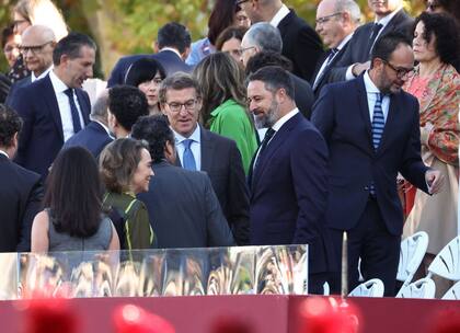 El presidente del PP, Alberto Núñez Feijóo y el líder de Vox, Santiago Abascal, durante el acto solemne de homenaje a la bandera nacional y desfile militar en el Día de la Hispanidad, el 12 de octubre de 2022, en Madrid.