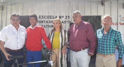 El presidente del Renatre, José Voytenco; Lautaro Villagra; la vicepresidenta del gremio, Carolina Llanos, y otros representantes del sindicato, en la entrega del premio