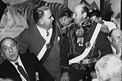 El presidente dictador de la Segunda República de La Boca con su uniforme ceremonial, en uno de las tenidas gastronómicas organizadas por la entidad