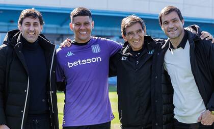 El presidente Diego Milito, Marcos Rojo, el entrenador Gustavo Costas y el director deportivo Sebastián Saja