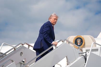 El presidente Donald Trump aborda el avión presidencial el 23 de mayo de 2025, en la Base Conjunta Andrews, en Maryland