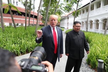El presidente Donald Trump anunció a la prensa que estaría por firmar un documento con Kim Jong-un