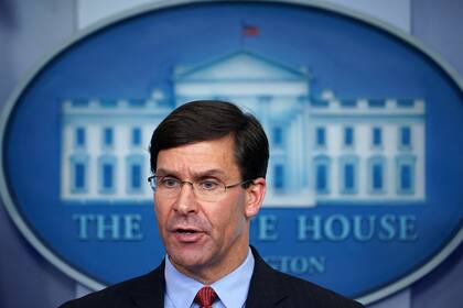 El presidente Donald Trump anunció el 9 de noviembre de 2020 por Twitter que había despedido a su secretario de defensa Mark Esper