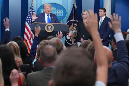 El presidente Donald Trump, arriba a la izquierda, habla con la prensa mientras lo escuchan la secretaria de Justicia Pam Bondi y el subsecretario de Justicia, Todd Blance, el viernes 27 de junio de 2025, en la sala de prensa de la Casa Blanca en Washington. (AP Foto/Jacquelyn Martin)