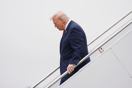 El presidente Donald Trump baja del Air Force One en la Base Aérea Dover.