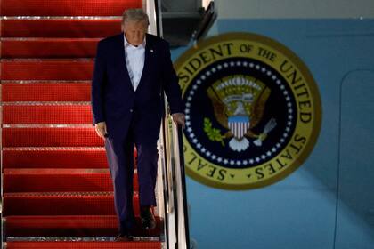 El presidente Donald Trump baja las escaleras del Air Force One a su llegada a la Base Conjunta Andrews, Maryland, el viernes 16 de mayo de 2025. (AP Foto/Luis M. Álvarez)