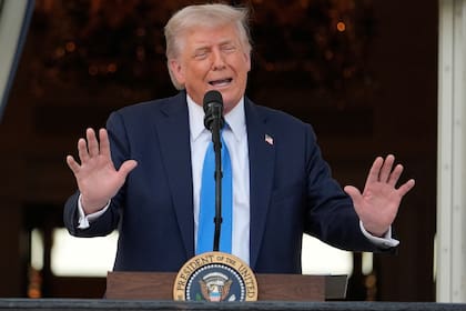 El presidente Donald Trump bloquea la entrada en Estados Unidos a personas de una docena de países