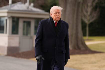 El presidente Donald Trump camina al Marine One, en la Casa Blanca.