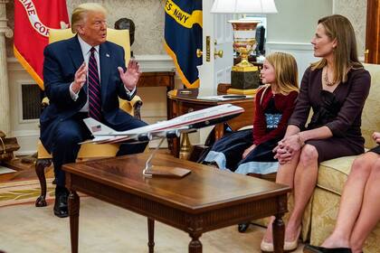 El presidente Donald Trump con la jueza Amy Coney Barrett, su nominada a la Corte Suprema, en la Oficina Oval de la Casa Blanca en Washington, antes de su anuncio público, el sábado 26 de septiembre de 2020