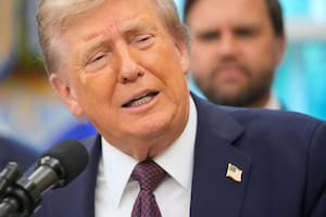 El presidente Donald Trump denunció una conspiración de dos potencias contra Estados Unidos. (AP Foto/Mark Schiefelbein)