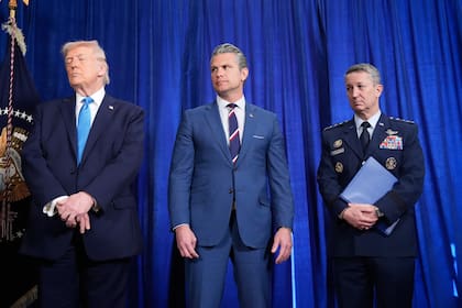 El presidente Donald Trump, el secretario de Defensa, Pete Hegseth, y el jefe del Estado Mayor Conjunto, general Dan Caine, en una conferencia de prensa en Mar-a-Lago, en Palm Beach, Florida, el 3 de enero del 2026.