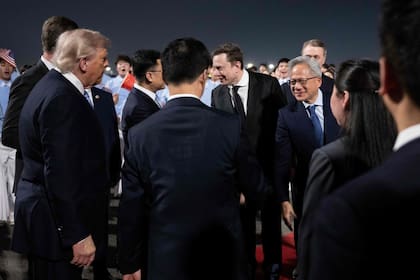 El presidente Donald Trump, en Pekín, junto con los CEO de Tesla y SpaceX, Elon Musk, y de Nvidia, Jensen Huang.
