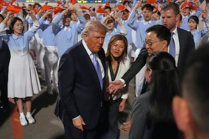 El presidente Donald Trump, en su llegada al aeropuerto internacional de Pekín.