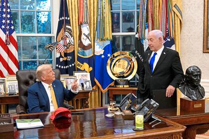 El presidente Donald Trump escucha al primer ministro israelí, Benjamin Netanyahu, mientras se reúnen en la Oficina Oval de la Casa Blanca. Photo: Avi Ohayon/GPO/dpa