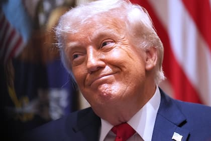El presidente Donald Trump escucha durante una reunión de gabinete en la Casa Blanca