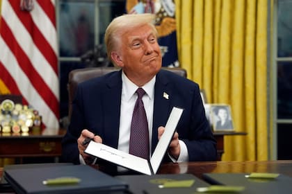 El presidente Donald Trump firma órdenes ejecutivas en su primer día del segundo mandato, el 20 de enero de 2025.