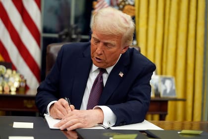 El presidente Donald Trump firma órdenes ejecutivas en la Casa Blanca, el 20 de enero de 2025, en Washington. (AP/Evan Vucci)