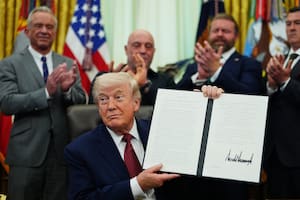 La nueva orden financiera de Trump que podría complicar el envío de remesas a países latinos