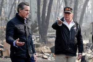 El presidente Donald Trump habla con el entonces gobernador de California Gavin Newsom tras unos incendios en Paradise, California, el 17 de noviembre del 2018. (AP foto/Evan Vucci)
