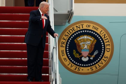 El presidente Donald Trump habla con la prensa mientras baja las escaleras del Air Force One a su llegada a la Base Conjunta Andrews, Maryland, el 9 de noviembre de 2025, tras regresar de su residencia de Mar-a-Lago en Palm Beach.