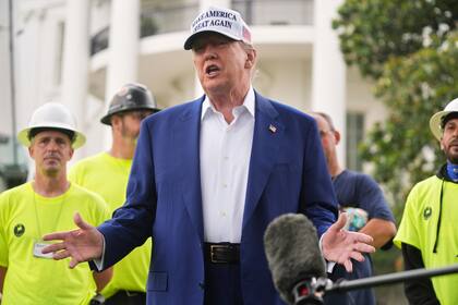 El presidente Donald Trump habla con los periodistas en el jardín sur de la Casa Blanca, en Washington, el miércoles 18 de junio de 2025.