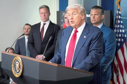 El presidente Donald Trump habla con los periodistas, el lunes 11 de agosto de 2025, en Washington, DC