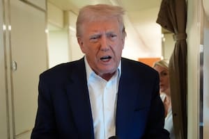 El presidente Donald Trump habla con los reporteros en el avión presidencial durante su vuelo de regreso a Washington, el 4 de mayo de 2025, desde West Palm Beach, Florida. (AP/Manuel Balce Ceneta)