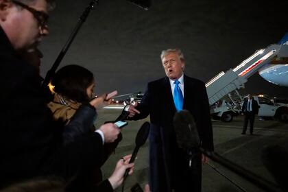El presidente Donald Trump habla con los periodistas junto al Air Force One después de llegar a la Base Conjunta Andrews, Maryland, el 2 de febrero de 2025. (AP Foto/Ben Curtis)