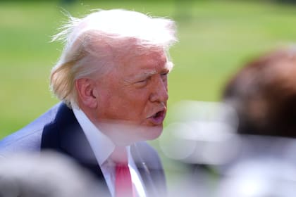 El presidente Donald Trump habla con periodistas antes de partir a bordo del Marine One desde el Jardín Sur de la Casa Blanca