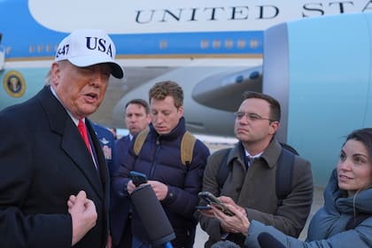 El presidente Donald Trump habla con periodistas en la Base Conjunta Andrews, en Maryland, el martes 13 de enero de 2026.