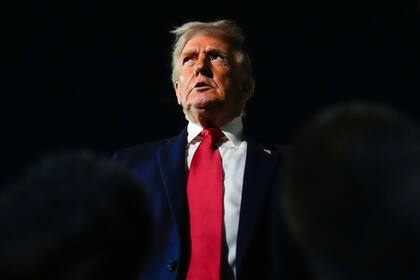 El presidente Donald Trump habla con periodistas en el aeropuerto de Palm Beach.