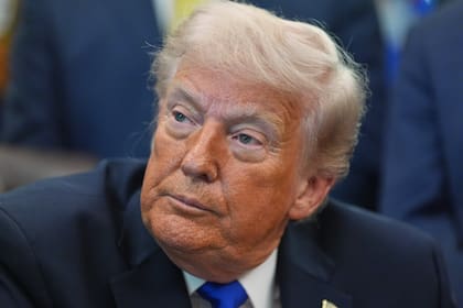 El presidente Donald Trump habla con reporteros en el Despacho Oval de la Casa Blanca, el jueves 30 de abril de 2026, en Washington (AP Foto/Alex Brandon)