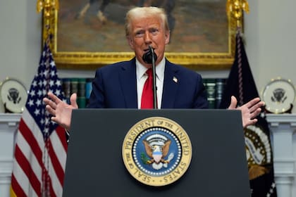 El presidente Donald Trump habla en el Salón Roosevelt de la Casa Blanca, el martes 21 de enero de 2025, en Washington. (AP Foto/Julia Demaree Nikhinson)