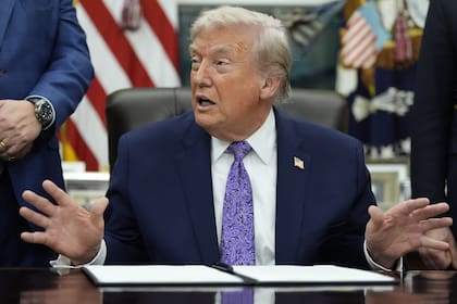 El presidente Donald Trump habla en el Salón Oval