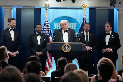 El presidente Donald Trump habla en la sala de prensa James Brady de la Casa Blanca tras un tiroteo durante la cena anual de la Asociación de Corresponsales de la Casa Blanca, en Washington