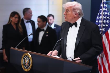 El presidente Donald Trump habla en la sala de prensa James Brady de la Casa Blanca tras una amenaza no especificada durante la cena anual de la Asociación de Corresponsales de la Casa Blanca