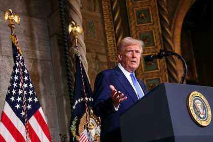 El presidente Donald Trump habla en Mar-a-Lago, en Palm Beach, Florida, el 18 de febrero de 2025. (Pool vía AP)